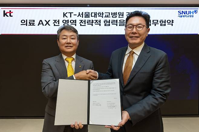 김봉균 KT Enterprise부문장(왼쪽)과 백남종 서울대학교병원장이 기념사진을 촬영하는 모습. /KT