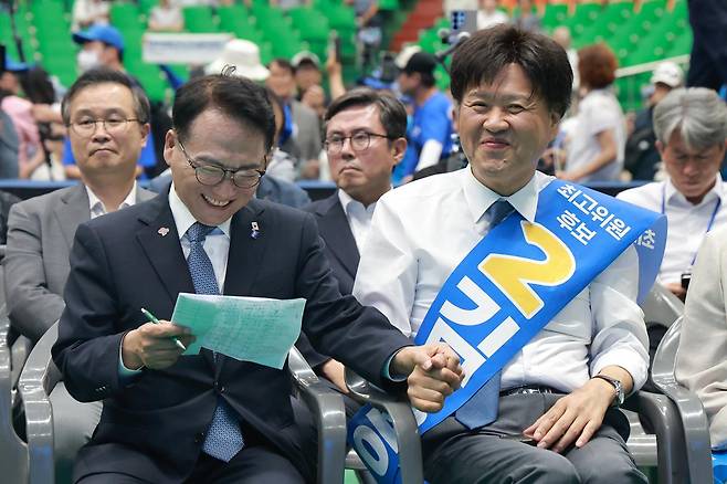 더불어민주당 박선원·김용 최고위원 후보가 15일 전북 익산시 원광대학교 문화체육관에서 열린 민주당 대표·최고위원 후보자 전북 합동연설회에 참석해 호남(전남광주·전북) 순회 경선 당원 투표 결과를 듣고 기뻐하고 있다. 익산=연합뉴스