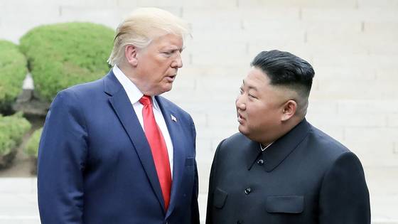 2019년6월 판문점 군사분계선 북측 지역에서 만나 인사한 뒤 남측 지역으로 이동하는 트럼프 대통령과 김정은 위원장. 연합뉴스