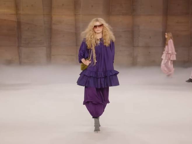 끌로에(Chloé) 2026 가을·겨울(F/W) 컬렉션에서 공개된 로열 퍼플 컬러의 러플 상의와 팬츠. /사진=끌로에(Chloé)