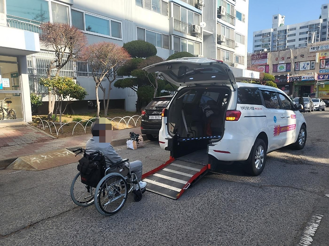 휠체어를 이용하는 장애인이 전남광주시 광주권역 교통약자 이동지원 차량인 ‘새빛콜’을 이용하고 있다. 전남광주시 제공