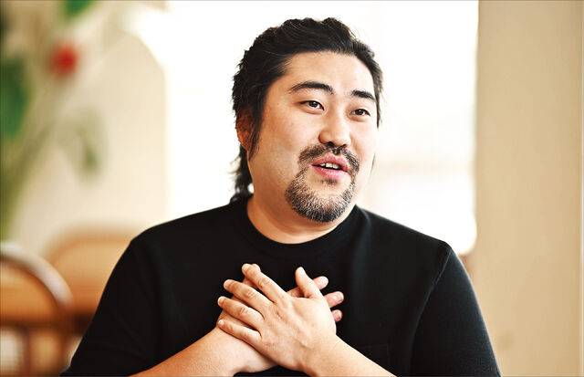 유튜브 채널 ‘유리몸이군’을 운영하는 여행 유튜버 이견우씨가 지난 10일 경기 부천의 한 카페에서 국민일보와 인터뷰하고 있다. 윤웅 기자