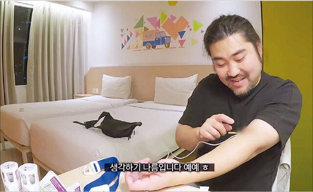 여행 유튜버 이견우씨가 지난 6월 18일 유튜브 채널 ‘유리몸이군’에 올린 첫 영상에서 스스로 혈우병 주사를 놓고 있는 모습. 장소는 인도네시아 자카르타의 숙소. 그가 처음으로 혼자 나선 해외 여행이었다. 해당 영상 캡처