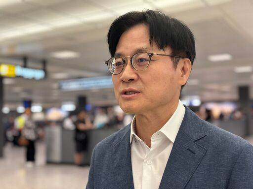 김정관 산업통상부 장관이 16일(현지 시간) 미국 워싱턴DC 인근 덜레스국제공항으로 입국하며 취재진 질문에 답하고 있다. 뉴시스