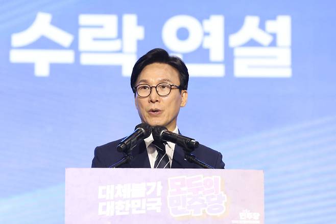 더불어민주당 김민석 신임 당 대표가 17일 대전 컨벤션센터에서 열린 제3회 더불어민주당 정기 전국당원대회에서 당 대표로 선출된 뒤 수락연설을 하고 있다. 연합뉴스