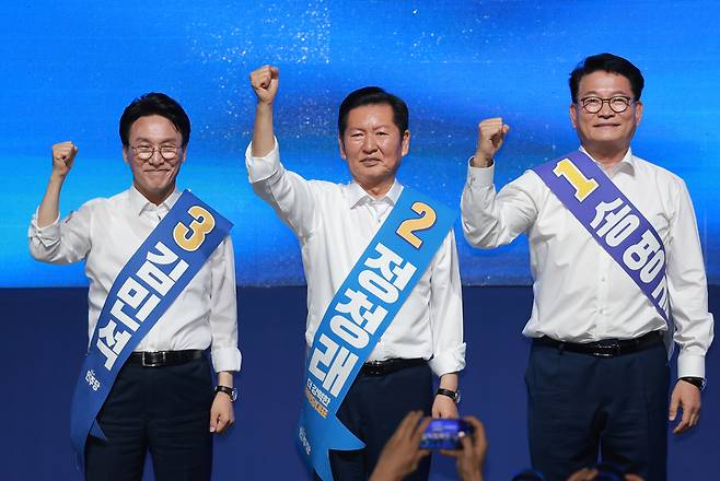 더불어민주당 김민석·정청래·송영길 당 대표 후보가 지난 15일 전남광주 나주시 나주종합스포츠파크 다목적체육관에서 열린 민주당 대표·최고위원 전남광주 합동연설회에 참석해 기념 촬영하고 있다. / 사진=연합뉴스