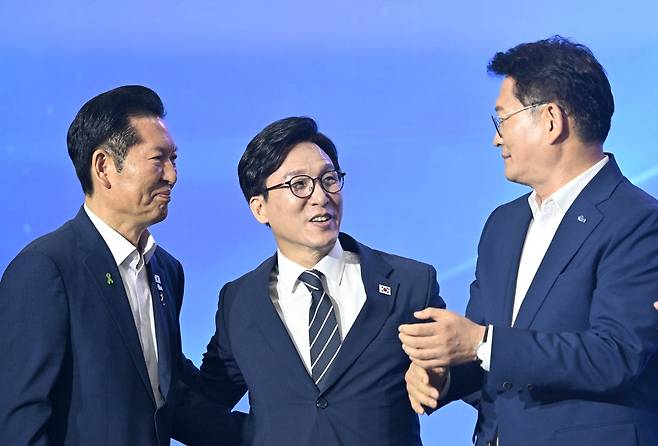 더불어민주당 김민석 신임 당 대표가 17일 대전 컨벤션센터에서 열린 제3회 더불어민주당 정기 전국당원대회에서 당 대표로 선출된 뒤 후보들과 인사하고 있다. 2026.8.17 [공동취재] [연합]