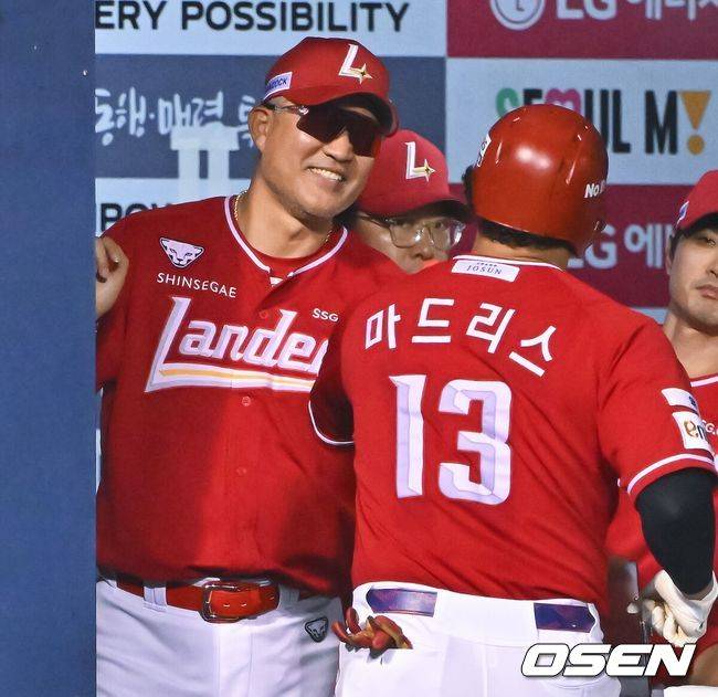 [OSEN=잠실, 박준형 기자]6회초 1사 SSG 마드리스가 백투백 홈런을 날리고 이숭용 감독과 하이파이브를 하고 있다.   2026.08.16 / soul1014@osen.co.kr
