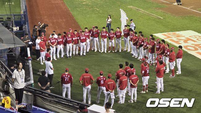 [OSEN=잠실, 한용섭 기자] 프로야구 SSG 랜더스의 외국인 타자 마드리스가 16일 서울 잠실야구장에서 LG 트윈스와&nbsp;경기가 끝나고 동료들과 작별 인사를 나누고 있다. 이날 경기가 마드리스의 고별전이었다. /orange@osen.co.kr