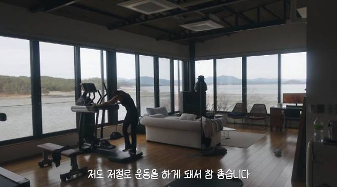 통창 너머 풍경을 바라보며 운동할 수 있도록 꾸민 차범근의 고흥 자택 2층 운동실. 유튜브 채널 ‘한채아’ 캡처