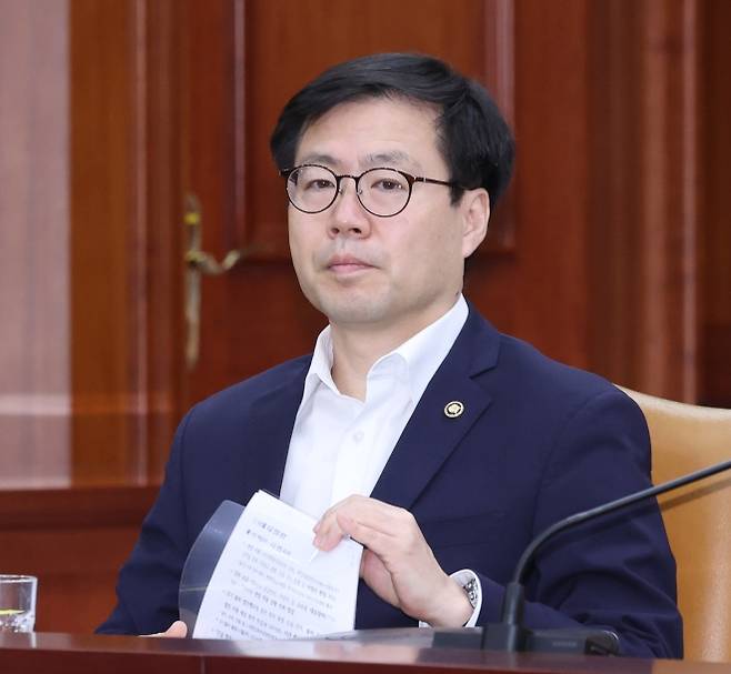 여한구 전 산업통상자원부 통상교섭본부장이 지난 13일 서울 종로구 정부서울청사에서 열린 비상경제본부회의 겸 경제관계장관회의 겸 민생물가 특별관리 관계장관TF 회의에 참석하고 있다. 뉴시스