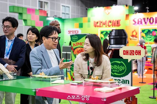이재현 CJ그룹 회장이 지난 14일(현지시간) 미국 로스앤젤레스에서 열린 ‘KCON LA 2026’을 찾아 비비고 부스에서 미니완탕과 김치라면을 맛보고 있다. 사진 | CJ그룹