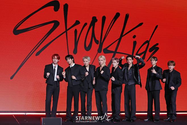 그룹 스트레이 키즈(Stray Kids)가 6일 오후 서울 여의도 콘래드호텔에서 진행된 미니 앨범 ‘THIS & THAT’ 발매기념 기자간담회에서 포즈를 취하고 있다. /2026.08.06 /사진=이동훈 photoguy@