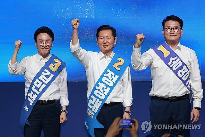 전남광주 합동연설회 나선 더불어민주당 당권주자 3인 (나주=연합뉴스) 신현우 기자 = 더불어민주당 김민석·정청래·송영길 당 대표 후보가 15일 전남광주 나주시 나주종합스포츠파크 다목적체육관에서 열린 민주당 대표·최고위원 전남광주 합동연설회에 참석해 기념 촬영하고 있다. 2026.8.15 nowwego@yna.co.kr