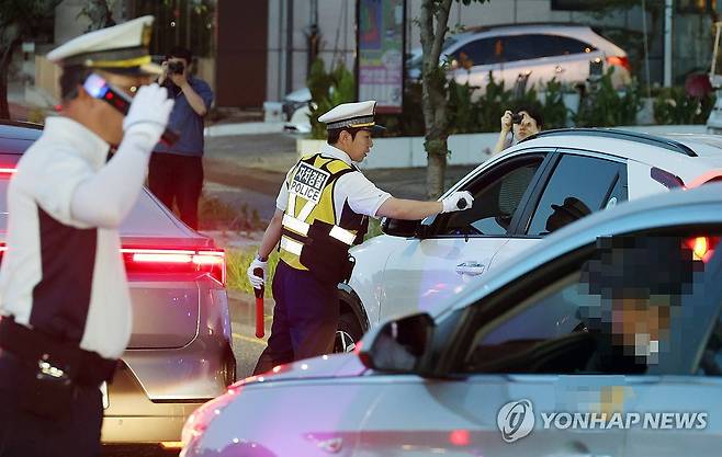 운전 단속 벌이는 제주경찰 [연합뉴스 자료사진]