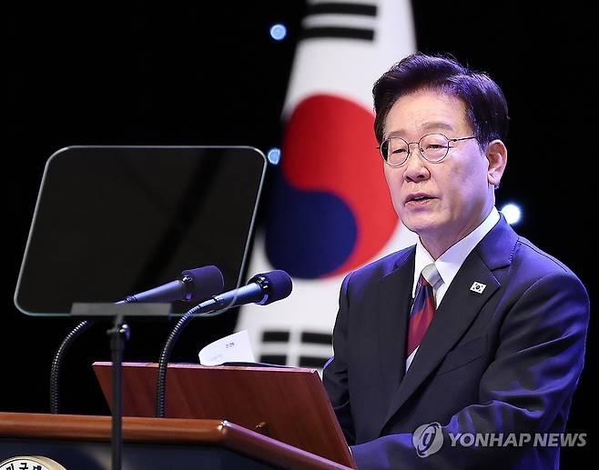 이재명 대통령, 광복절 경축사 (서울=연합뉴스) 김도훈 기자 = 이재명 대통령이 15일 서울 종로구 세종문화회관에서 열린 제81주년 광복절 경축식에서 경축사를 하고 있다. 2026.8.15 superdoo82@yna.co.kr