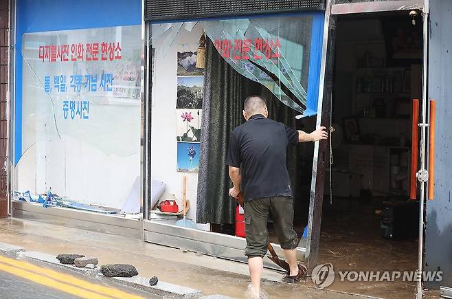 집중호우…상가 내외부 파손 (거제=연합뉴스) 김동민 기자 = 17일 오후 경남 거제시 옥포동 한 사진관이 지난 15일부터 내린 집중 호우로 파손돼 있다. 2026.8.17 image@yna.co.kr