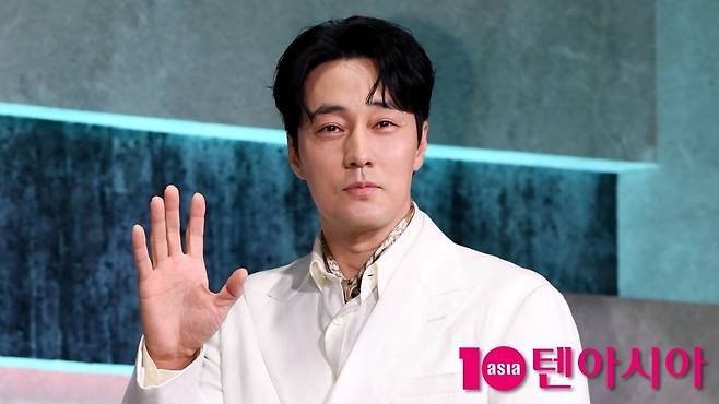 배우 소지섭이 취재진 앞에서 포즈를 취하고 있다. / 사진=텐아시아DB