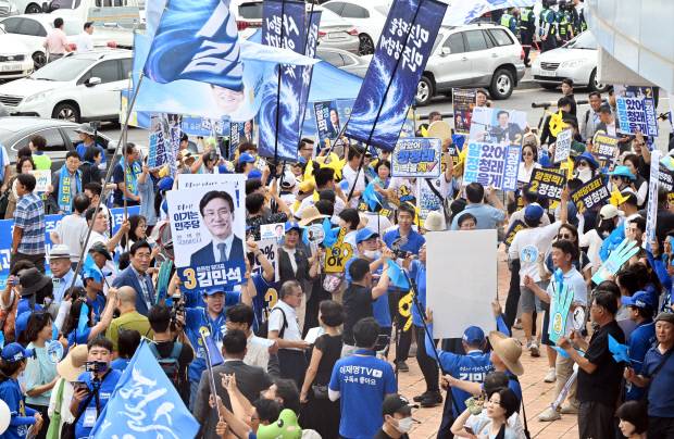 전남광주시 나주종합스포츠파크 다목적체육관에서 지난 15일 열린 더불어민주당 전남광주지역 당원대회에서 참석자들이 김민석·정청래 후보를 지지하는 손팻말과 깃발을 흔들며 환호하고 있다. /나명주 기자 mjna@kwangju.co.kr
