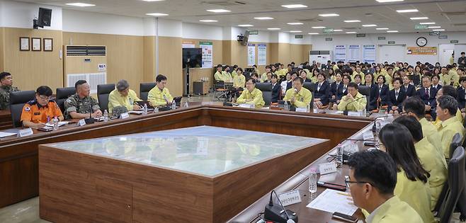 국가비상사태에 대비한 '2026년 을지연습' 최초상황 보고회가 18일 울산시청 전시종합상황실에서 김상욱 울산시장을 비롯한 행정·경제부시장, 정무수석, 실·국·과장, 군·경찰·소방 등 유관기관 관계자가 참석한 가운데 열렸다. 이수화 기자