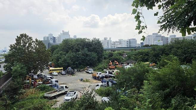 ▲서울 강서구 염창공원 내 공공주택 사업 예정 부지에 화물차와 굴착기 등 각종 장비가 세워져 있다. 정부는 이 일대 5만1000㎡에 약 1000가구를 공급해 2029년 착공할 계획이다. 사진=장혜원 기자