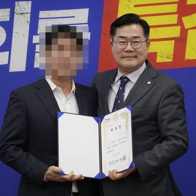 더불어민주당 원내대표 시절 A씨(왼쪽)에게 정무특보 위촉장을 준 박찬대 인천시장(오른쪽). A씨 SNS.