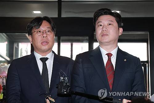 '무소속 한동훈 후보 지원' 국민의힘 진종오 의원, 윤리위 출석(서울=연합뉴스) 신현우 기자 = 국민의힘 진종오 의원(오른쪽)이 18일 서울 영등포구 여의도 중앙당사에서 열린 당 중앙윤리위원회 전체회의에 출석한 뒤 취재진 질문에 답하고 있다. 왼쪽은 진 의원 법률대리인으로 윤리위에 출석한 당 대변인 출신 박상수 변호사.앞서 진 의원은 지난 6·3 국회의원 부산 북갑 보궐선거에서 무소속 한동훈 후보를 지원했다는 이유로 윤리위에 제소됐다. 2026.8.18 nowwego@yna.co.kr