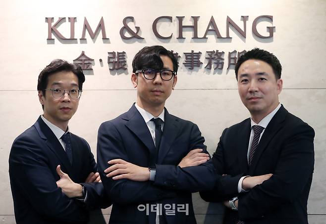 김앤장 법률사무소 소속 김한수(왼쪽부터), 김성진, 이윤수 변호사. (사진=김태형 기자)
