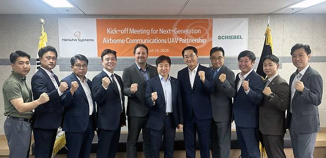 한화시스템이 18일 오스트리아 무인기 전문기업 쉬벨과(Schiebel)과 차세대 공중 통신용 무인항공기 협업 관련 킥오프 미팅을 열고 기념사진을 촬영하고 있다.(사진=한화시스템 제공)
