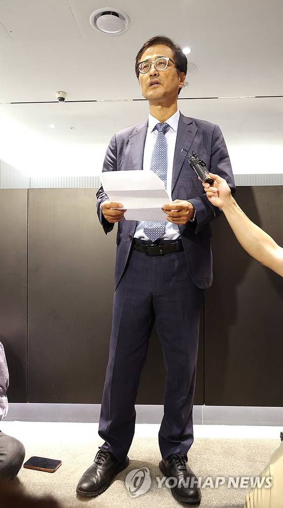 6·3 지방선거 투표용지 부족 사태 등을 수사할 선거관리위원회 특별검사로 임명된 이태한 권익위 비상임위원이 18일 서울 서초구 법무법인 동인에서 취재진 질문에 답하고 있다. 〈사진=연합뉴스〉