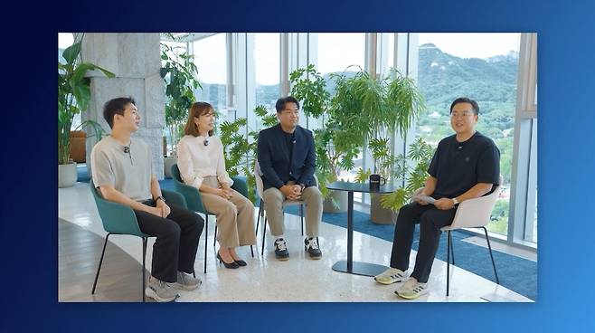 (왼쪽부터) 정서현 LG유플러스 CS AX 실행팀 책임, 박하윤 LG유플러스 워크스페이스 TF 책임, 김준원 KT AX CoE팀 팀장이 한국마이크로소프트 프런티어 프랜스포메이션 위크에 참석해 AX 사례를 소개하고 있다. (MS 제공)