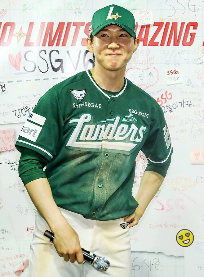 SSG 박성한이 16일 인천SSG랜더스필드에서 열린 2026 KBO리그 LG전 승리 후 수훈선수 인터뷰에 임하고 있다. 사진 | SSG 랜더스