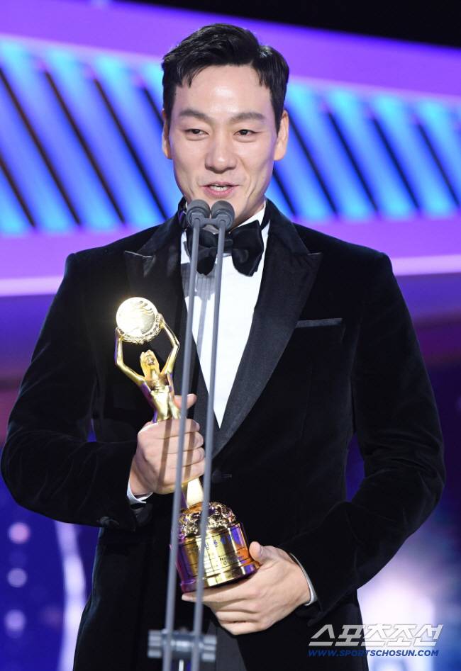 제40회 청룡영화상 시상식이 21일 인천 영종도 파라다이스시티에서 열렸다. 신인남우상을 수상하고 있는 배우 박해수. 인천=송정헌 기자 songs@sportschosun.com/2019.11.21/