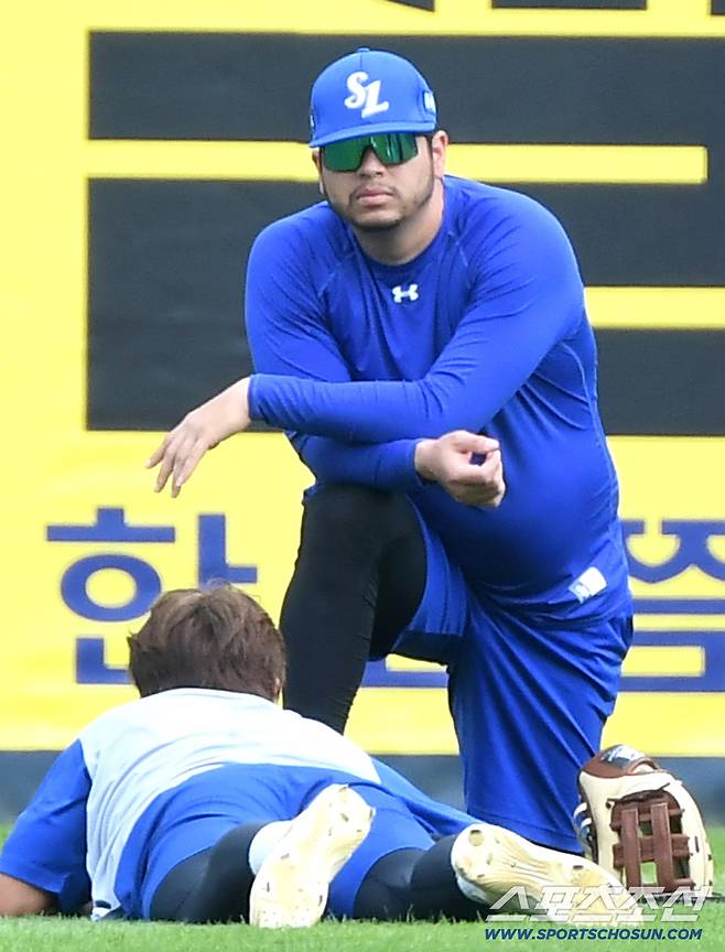 24일 잠실구장에서 열리는 KBO리그 삼성과 두산의 경기. 동료들과 함께 몸을 풀고 있는 삼성 후라도. 잠실=송정헌 기자songs@sportschosun.com/2026.07.24/