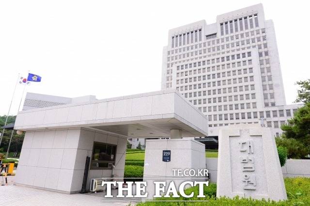 검찰수사관의 수사 개시는 검사의 지휘에 따른 수사 보조 행위에 불과하므로 이는 검사 자신의 수사 개시와 동일하다는 대법원 판단이 나왔다. 사진은 대법원 전경. /남용희 기자