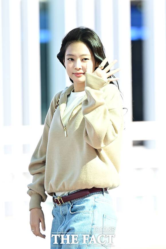 그룹 블랙핑크의 제니가 부실했던 데뷔 10주년 기념행사 운영에 관해 "성숙하지 못한 모습 보여서 미안하고 지난 10년 정말 감사했다고 전하고 싶다"고 사과했다. 사진은 지난 3일 7일 오전 인천국제공항에서 프랑스 파리로 출국을 앞두고 팬들에게 인사하고 있는 모습. /남윤호 기자