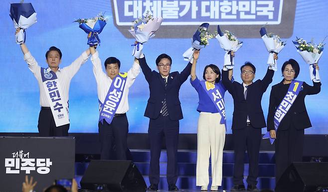 더불어민주당 김민석 신임 당 대표와 최고위원들이 17일 대전 컨벤션센터에서 열린 제3회 더불어민주당 정기 전국당원대회에서 선출된 뒤 인사하고 있다.왼쪽부터 최고위원으로 선출된 한민수, 이성윤, 김민석 당 대표, 서미화, 박선원, 최민희 의원./신현종 기자