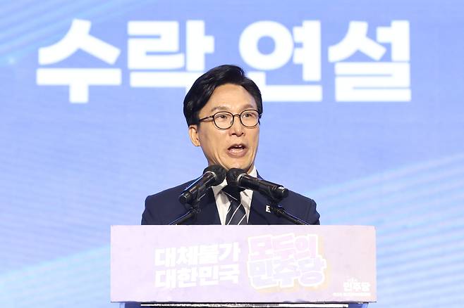 더불어민주당 김민석 대표가 17일 대전시 유성구 대전컨벤션센터(DCC) 제2전시장에서 '더불어민주당, 제3차 정기전국당원대회'에서 당선 후 수락연설을 하고 있다. /신현종 기자