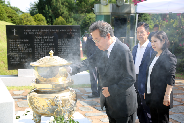 이낙연(가운데) 전 국무총리가 18일 새미래민주당 상임고문 자격으로 전병헌 당대표를 비롯한 지도부 일원들과 함께 서울 동작구 국립서울현충원을 찾아 서거 17주기를 맞은 김대중 전 대통령(DJ) 묘역을 참배하는 과정에서 분향하고 있다. [새미래민주당 제공 사진]
