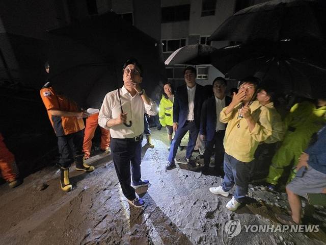 김민석 신임 더불어민주당 대표가 지난 17일 오후 경남 거제시 옥포동의 산사태·폭우 피해 지역에서 현장을 둘러보고 있다. 연합뉴스