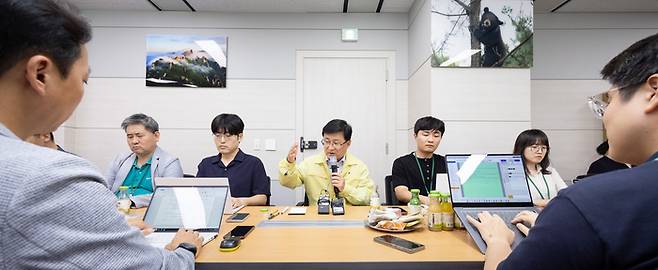 김성환 기후에너지환경부 장관이 18일 정부세종청사에서 열린 출입기자단 차담회에서 질문에 답변하고 있다. 사진 출처 : 기후에너지환경부