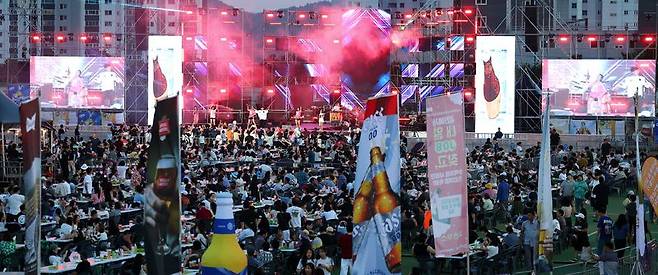 강진군이 '여름 맥주 축제 끝판왕'으로 평가받는 '강진하맥축제'를 오는 27~29일 강진종합운동장에서 개최한다. 사진은 지난해 축제 모습. 강진군 제공