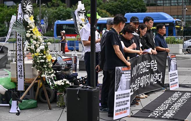 고 서영철 가습기살균제 피해자연대 대표의 빈소가 차려진 18일 서울 종로구 광화문광장에 연대 회원들이 구호를 외치고 있다. 최주연 기자