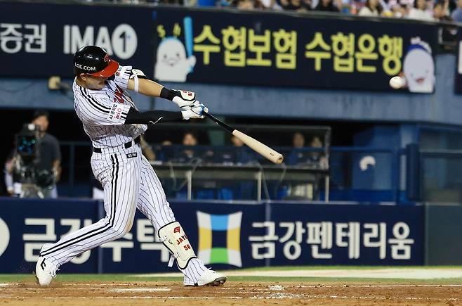 18일 서울 잠실야구장에서 열린 KT 위즈와 LG 트윈스의 경기, 5회말 1사 만루 상황에서 LG 문정빈이 만루 홈런을 치고 있다. 뉴스1