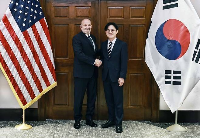 김정관 산업통상부 장관이 5월 8일(현지 시간) 미국 워싱턴 DC 상무부 회의실에서 하워드 러트닉 미국 상무부 장관과 기념 촬영하고 있다. 사진=산업통상부