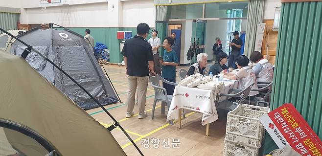 18일 경남 거제 옥포초등학교 실내체육관에 마련된 대피소에 주민들이 심리상담을 받고 있다. 김정훈 기자