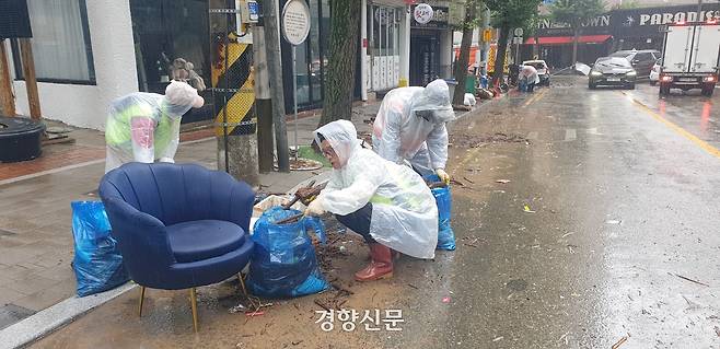 18일 경남 거제시 환경미화원들이 옥포동 도심을 청소하고 있다. 김정훈 기자