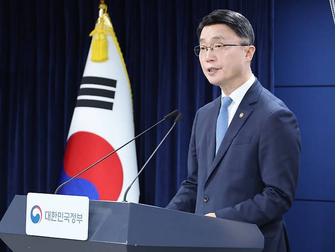 류제명 과학기술정보통신부 2차관이 18일 서울 종로구 정부서울청사에서 독자 AI파운데이션모델 프로젝트 2차 단계평가 결과 브리핑을 하고 있다. 연합뉴스