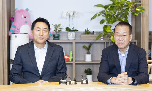 오세훈(왼쪽) 서울시장과 권영세 국민의힘 의원이 18일 서울시청 시장 집무실에서 만나 정부의 서울 용산공원 주택공급 택지활용 방안에 대해 발언하고 하고 있다. 공동취재단