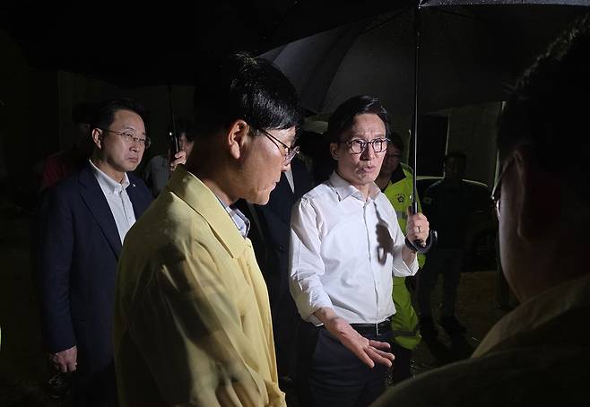 더불어민주당 김민석 신임 당 대표가 17일 오후 경남 거제시 옥포동 옥포종합복지관 입구에서 변광용(왼쪽) 거제시장 등에게 안전을 당부하고 있다. 김 대표의 거제 방문은 당선 후 첫 일정이다. 연합뉴스